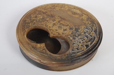Lot 277 - A pressed horn circular snuff box