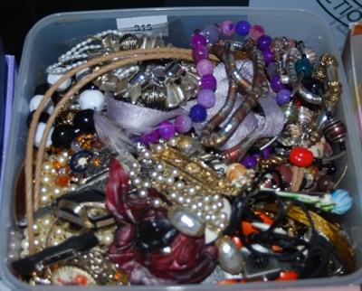 Lot 313 - A large box of assorted costume jewellery to...