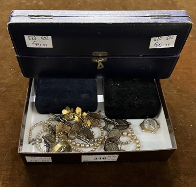 Lot 316 - A wooden micro-mosaic trinket box containing...