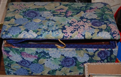 Lot 323 - A jewellery box containing assorted costume...