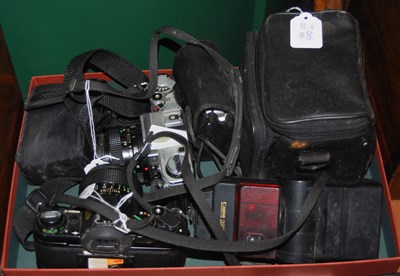 Lot 354 - A collection of assorted vintage camera...
