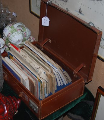 Lot 473 - A vintage travelling case containing an...