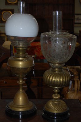 Lot 500 - A late 19th/ early 20th century brass oil lamp,...