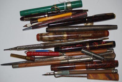 Lot 27 - A collection of six assorted vintage fountain...