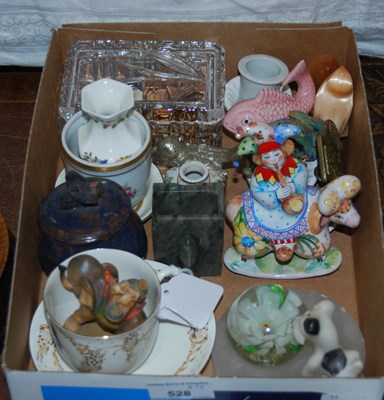 Lot 528 - A box of mixed items to include glass trinket...