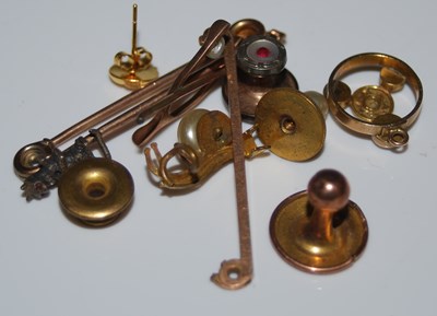 Lot 45 - A yellow metal pin brooch set with white metal...