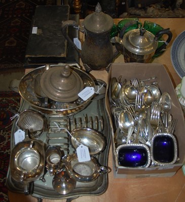 Lot 557 - A collection of EPNS and other mixed metalware...