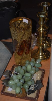 Lot 571 - A collection of mixed items to include a set...
