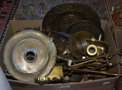 Lot 590 - A box of assorted brassware.
