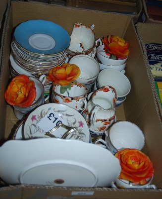 Lot 605 - A box of mixed tea ware.
