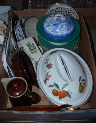 Lot 609 - A box of assorted mixed ceramics to include a...