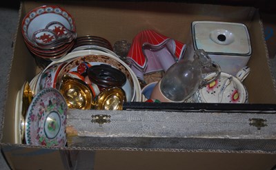Lot 612 - A box of mixed items.