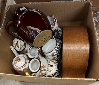 Lot 650 - A box of mixed Japanese ceramic tea ware, a...
