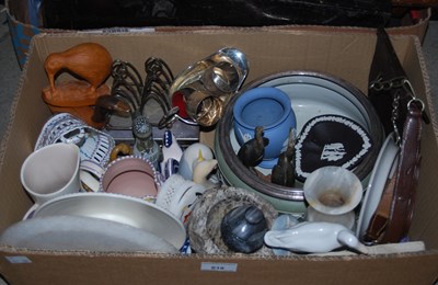 Lot 618 - A box of mixed items to include Wedgwood...