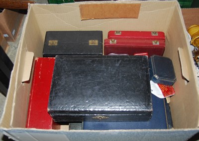 Lot 619 - A box of assorted vintage jewellery boxes and...