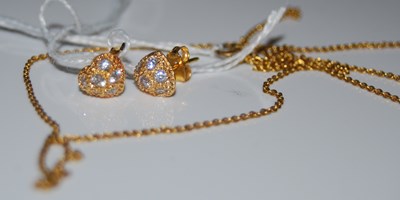 Lot 52 - A yellow metal part necklace stamped '15CT', 2....