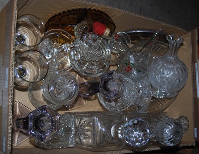 Lot 639 - A box of assorted glassware.