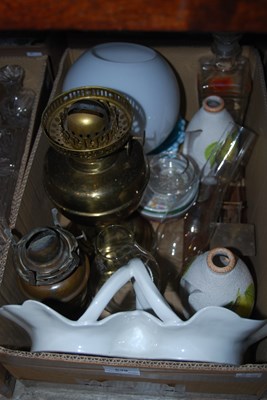 Lot 640 - A box of mixed items to include a set of...