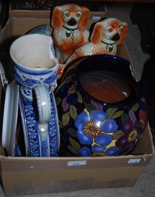 Lot 649 - A box of mixed ceramics to include a pair of...