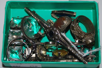 Lot 65 - A collection of assorted costume jewellery to...