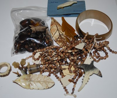 Lot 300 - A collection of assorted vintage carved horn...