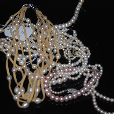 Lot 298 - A collection of eight vintage assorted pearl...