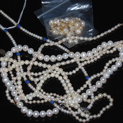 Lot 297 - A collection of assorted pearl jewellery,...