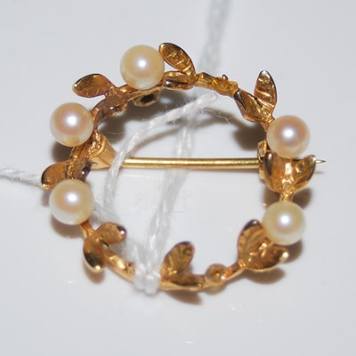 Lot 99 - A 9ct gold and pearl set set circular...