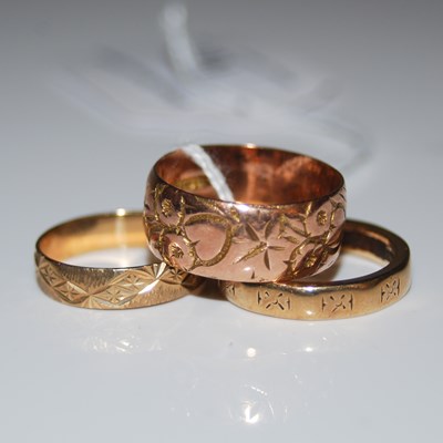 Lot 101 - Three assorted 9ct gold rings, gross weight...