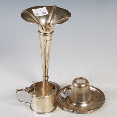 Lot 126 - A group of silver to include a Chester silver...