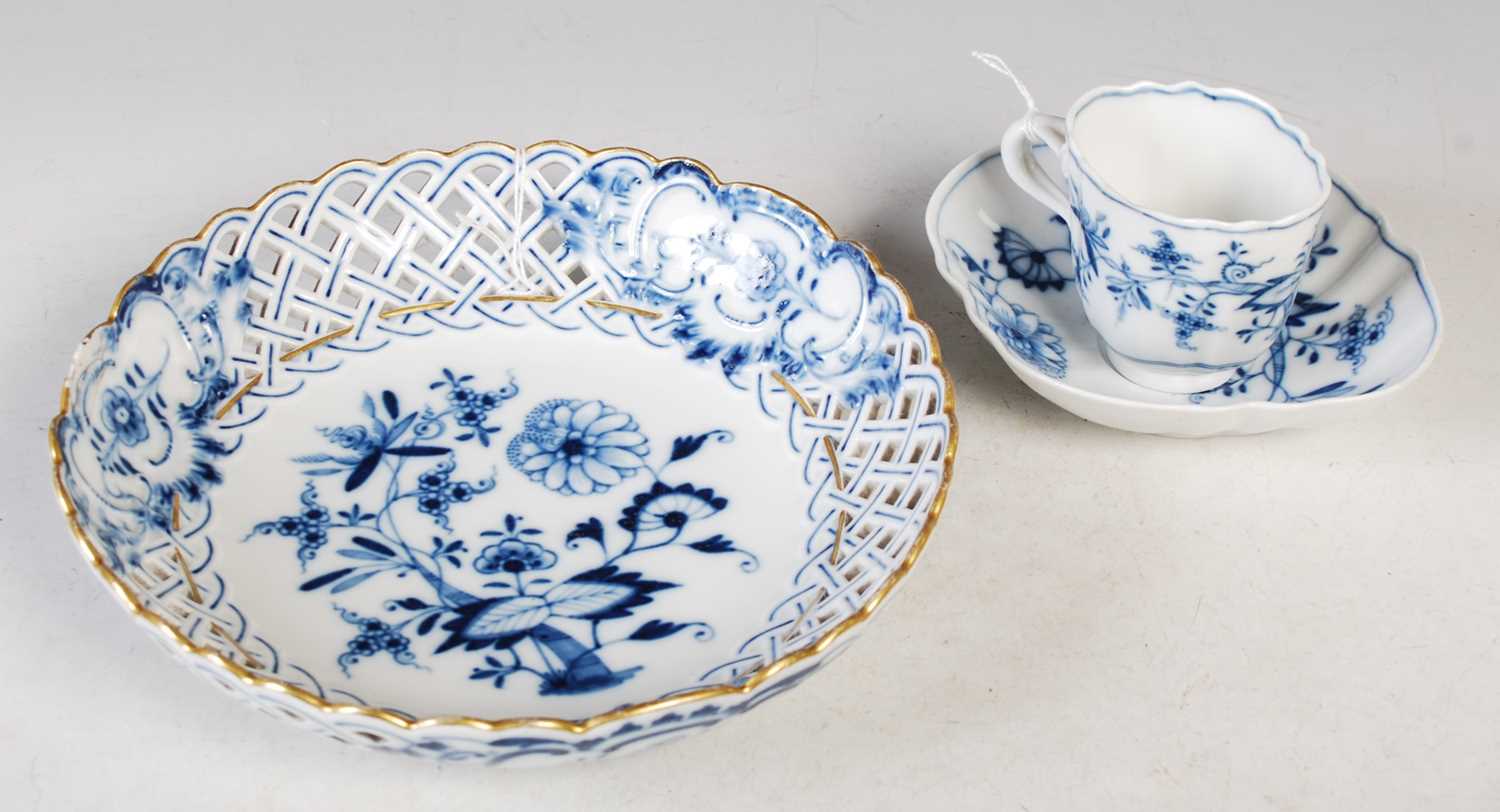 Lot 19 - A Meissen porcelain Onion pattern quatrefoil...