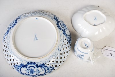Lot 19 - A Meissen porcelain Onion pattern quatrefoil...