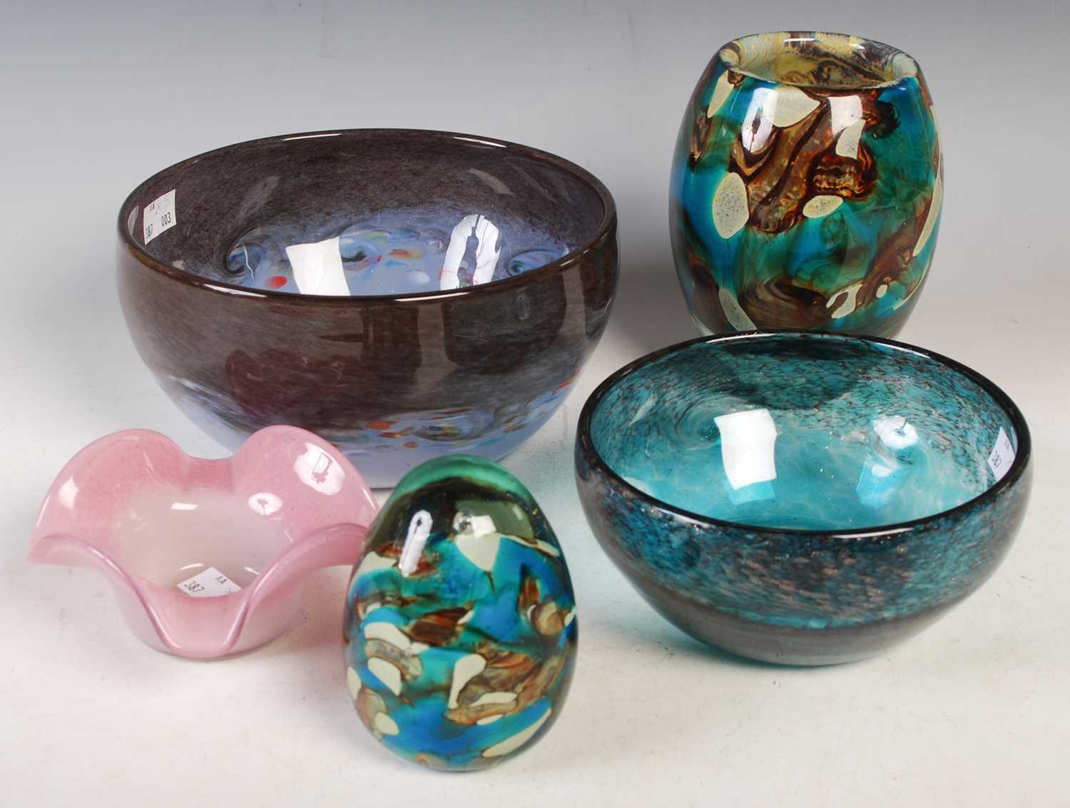 Lot 20 - A group of glassware to include two Strathearn...