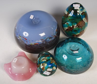 Lot 20 - A group of glassware to include two Strathearn...