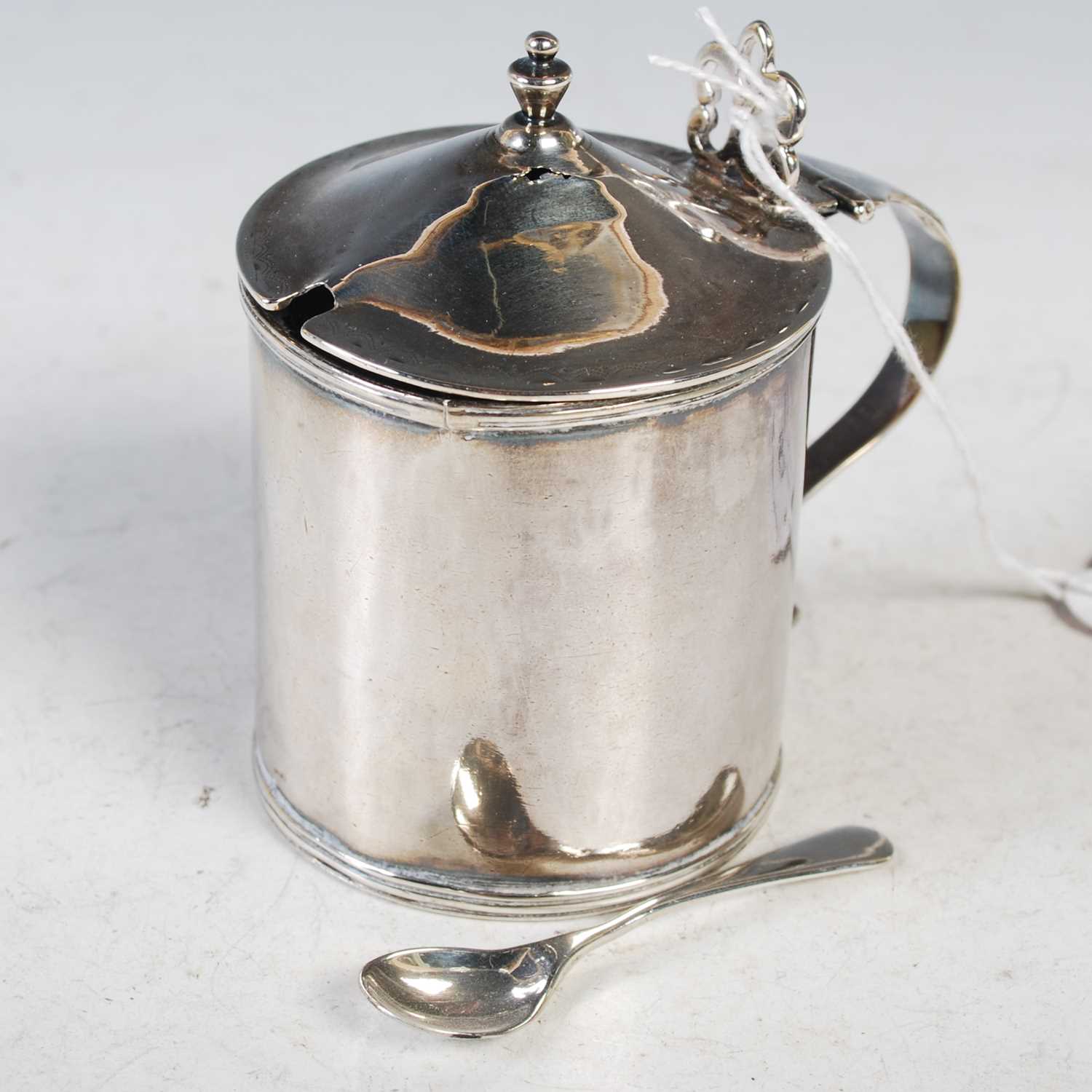 Lot 153 - A George III Scottish silver mustard pot,...