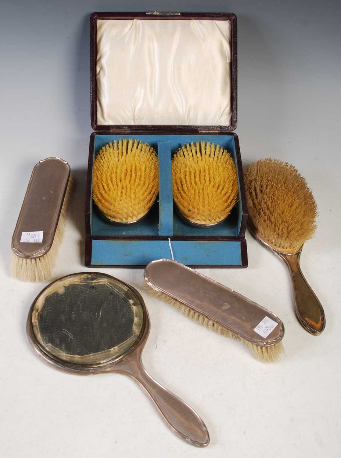 Lot 170 - A collection of assorted silver to include a...