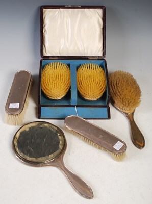Lot 170 - A collection of assorted silver to include a...