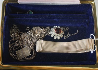 Lot 95 - Costume jewellery box containing expandable...