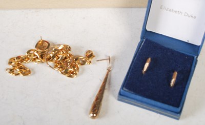 Lot 96 - Costume jewellery box containing assorted...