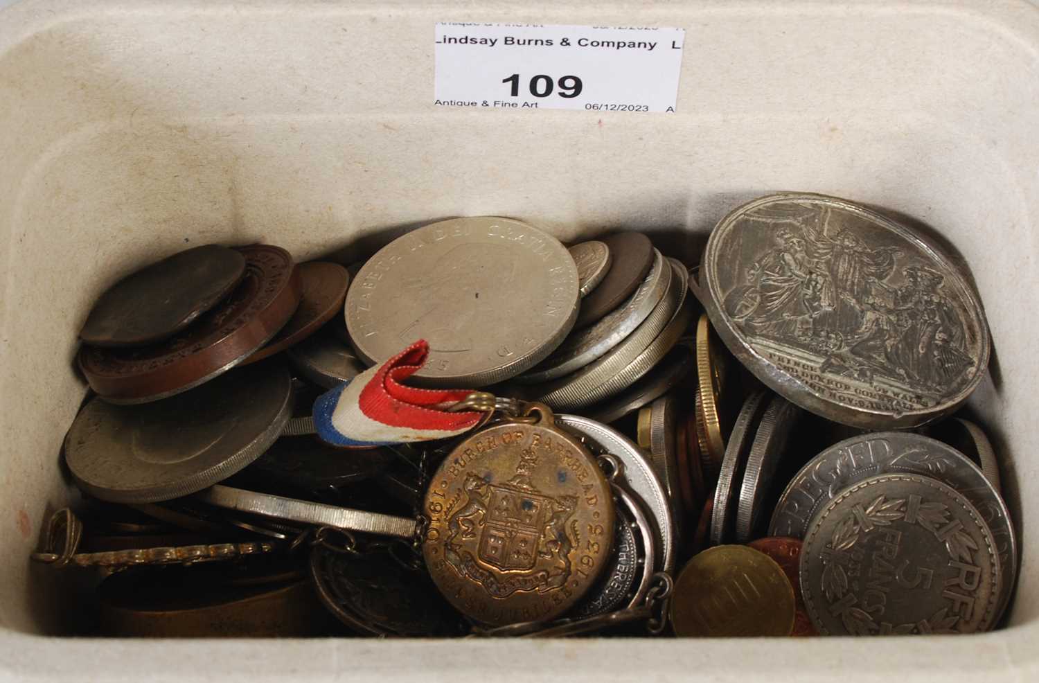 Lot 109 - A collection of assorted vintage coinage,...