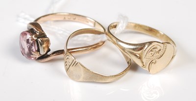 Lot 32 - A 9ct gold ring with heart-shaped panel,...