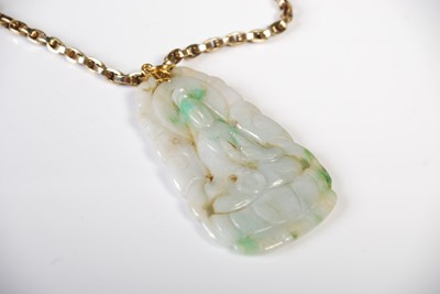 Lot 33 - A 9ct gold necklace suspending a Chinese...