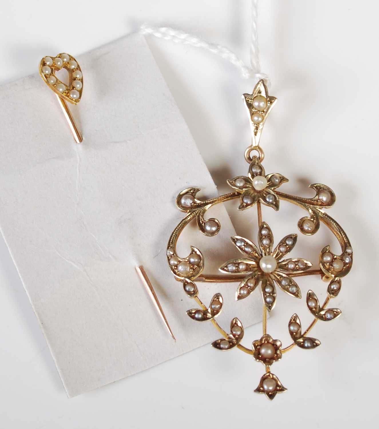 Lot 72 - An early 20th century yellow metal and split...