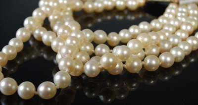 Lot 76 - A vintage four strand pearl choker with 9ct...