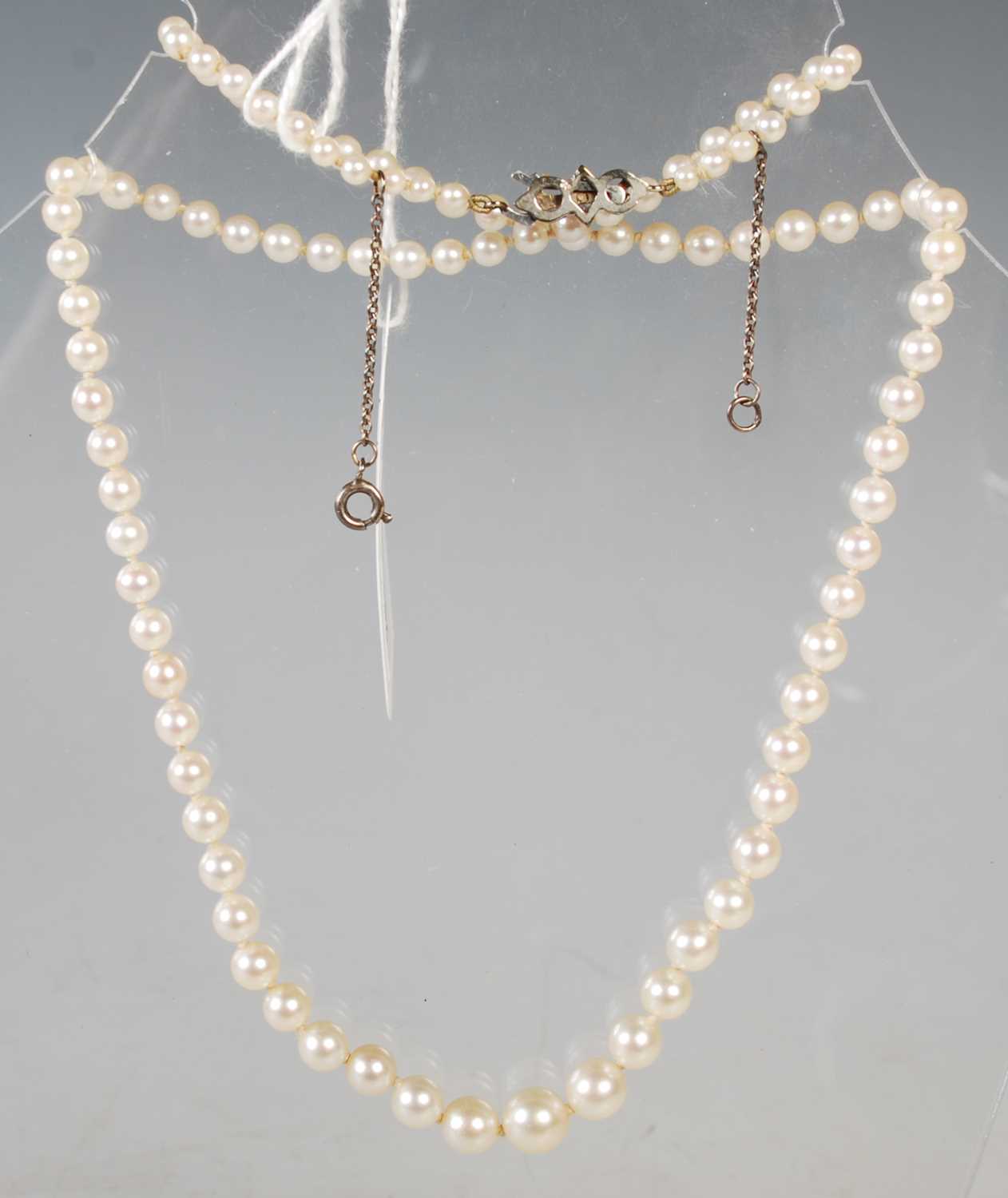 Lot 77 - A vintage graduated pearl necklace with white...