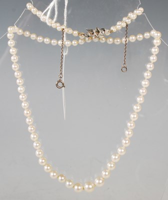 Lot 77 - A vintage graduated pearl necklace with white...