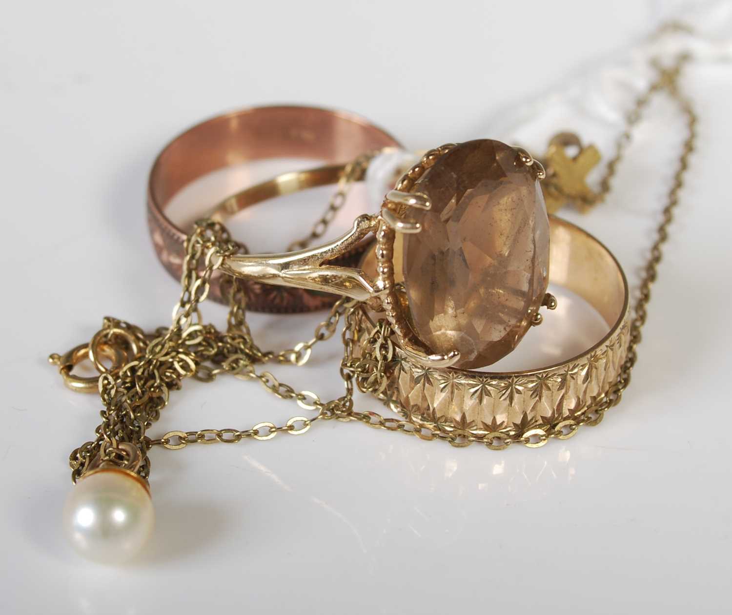 Lot 82 - Small group of assorted 9ct gold and yellow...