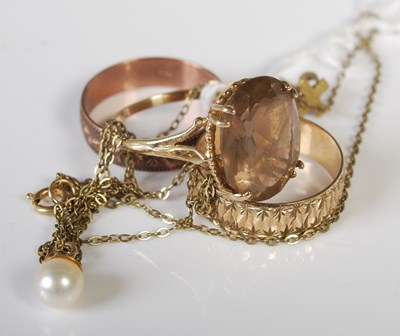 Lot 82 - Small group of assorted 9ct gold and yellow...