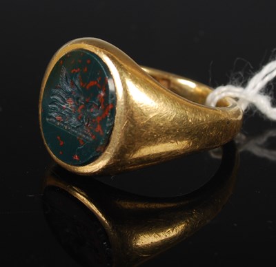 Lot 89 - An 18ct gold signet ring with blood stone...