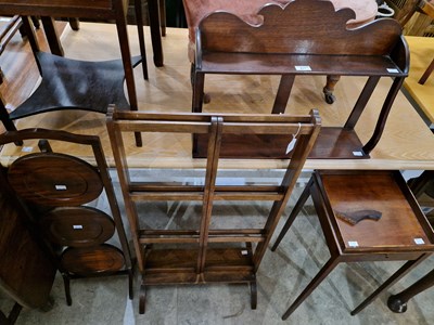 Lot 811 - A group of furniture to include a 20th century...